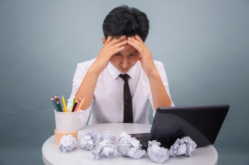 頭を抱える採用担当者